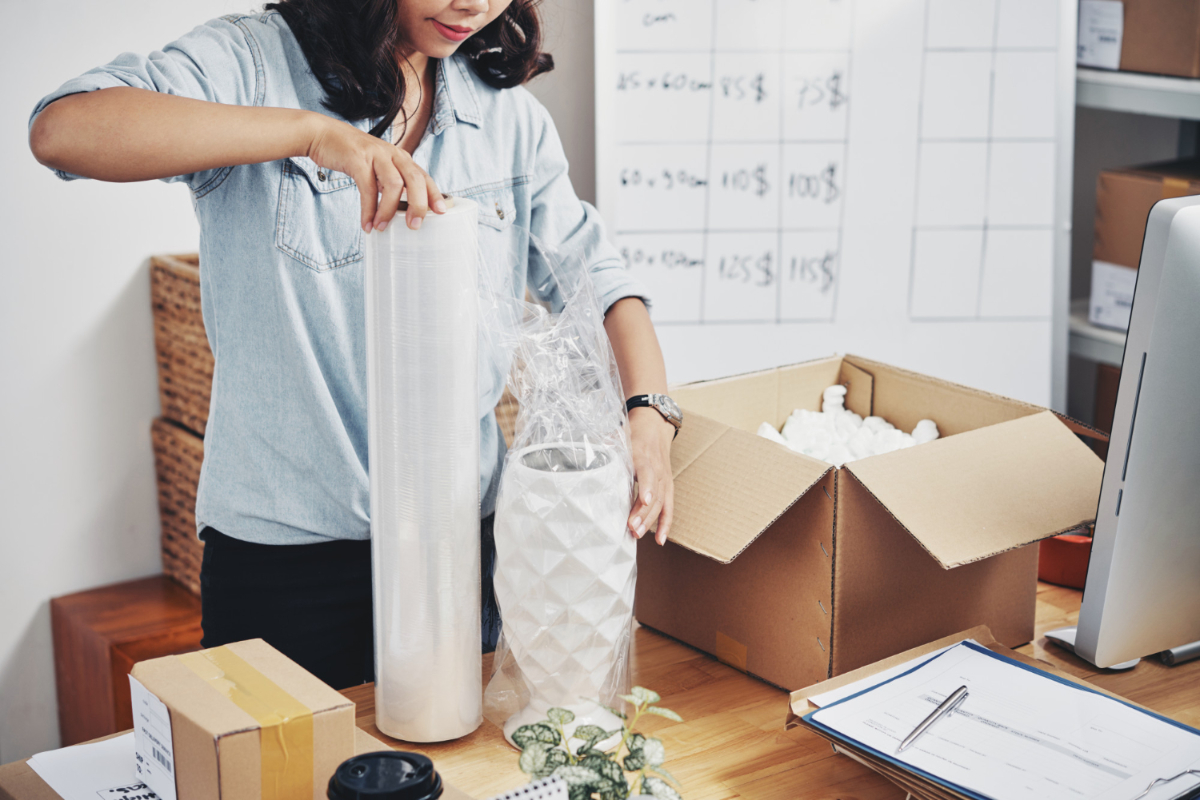 Pakowanie paczek - kobieta zabezpiecza wazon