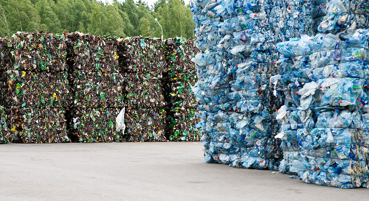 Plastikowe butelki. Recykling opakowań w przemyśle