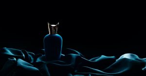 Luksusowe perfumy na czarnym tle. Opakowania luksusowych produktów - niespodziewane rozwiązania