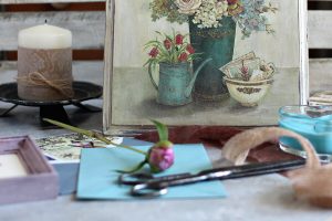 Decoupage - jak ciekawie ozdobić pudełko z tektury