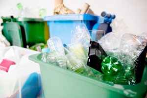 Zielona ikona recyklingu. Dlaczego warto segregować śmieci i jak robić to dobrze