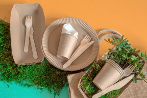 Ekologiczne tacki, sztućce, talerzyki. Jak ograniczyć zużycie plastiku