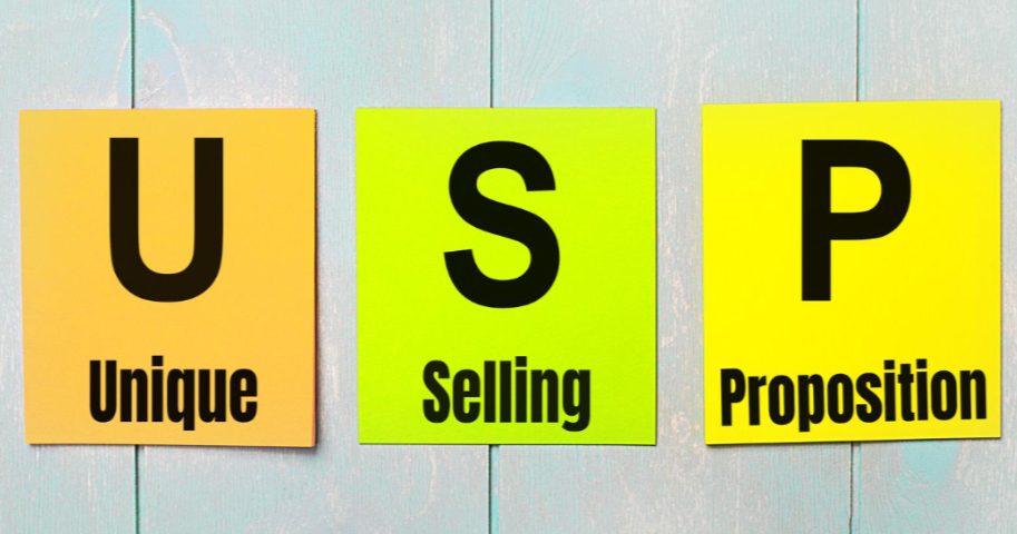 Trzy kolorowe karteczki z napisem: unique selling proposition. Unikalna propozycja sprzedaży
