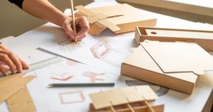 Projektant w trakcie pracy. Jak projektować atrakcyjne opakowania z tektury