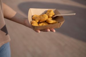 Jedzenie typu street food w opakowaniu z tektury