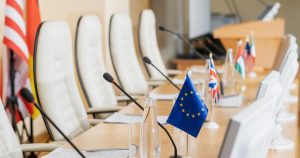 Sala posiedzeń komisji europejskiej. Unijne rozporządzenie w sprawie opakowań i odpadów opakowaniowych