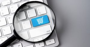 Ikona wózka na zakupy na klawiaturze laptopa. Zakupy przez internet — jaki mają wpływ na rynek opakowań