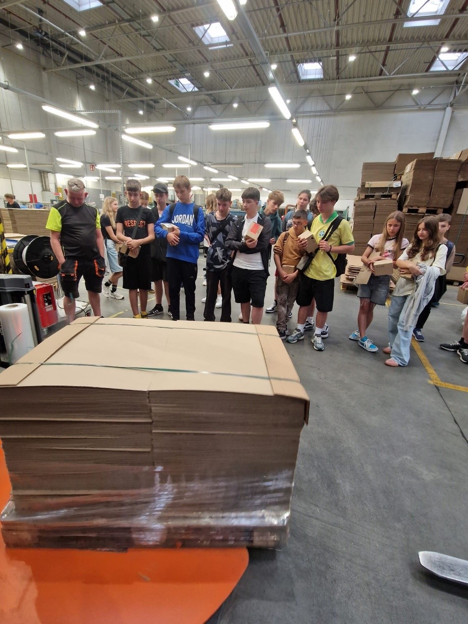 Edukacja przez działania – Uczniowie SP 23 odkrywają świat opakowań w ETISOFT PACKAGING SYSTEM SP. Z O.O.