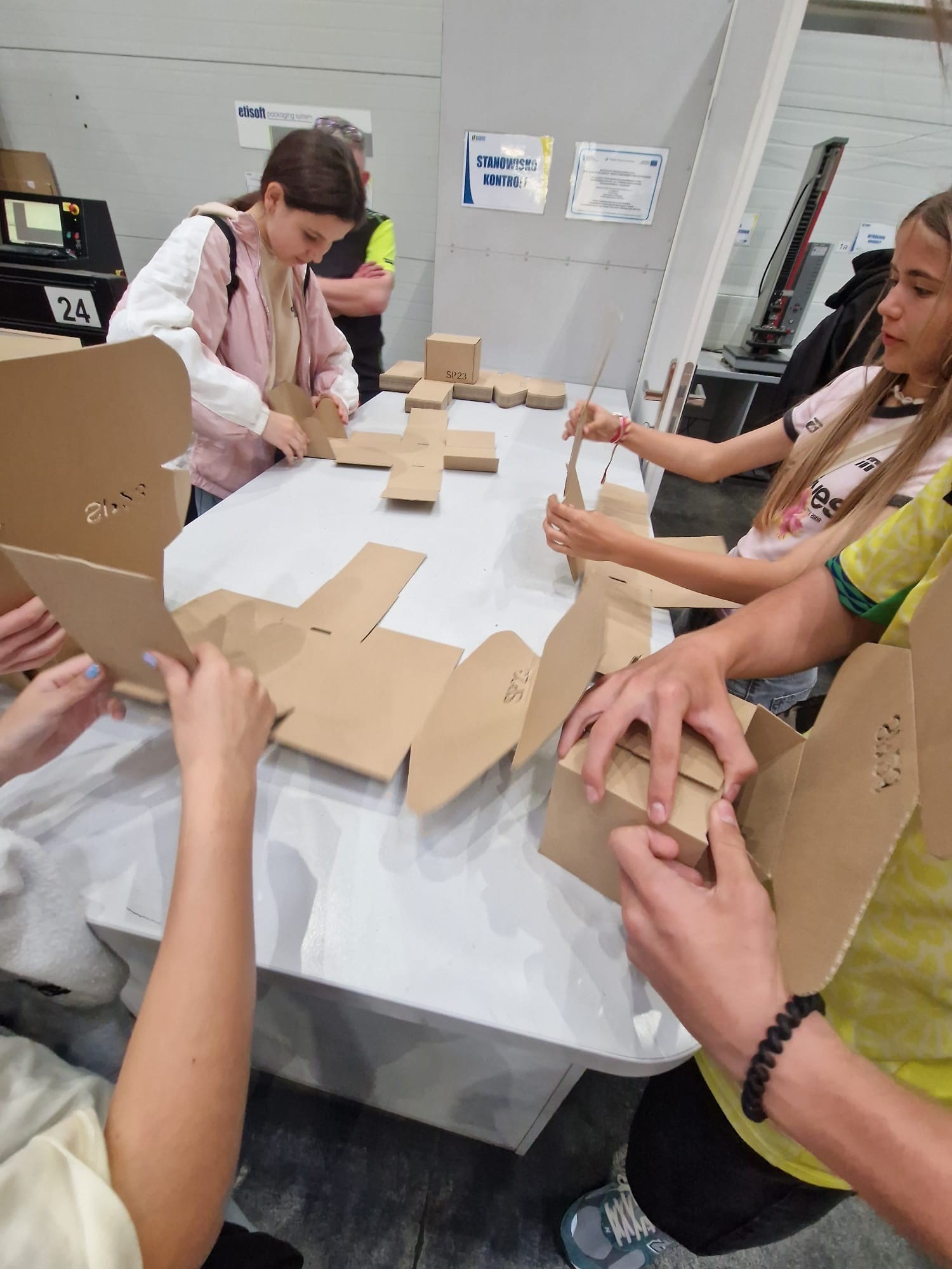Edukacja przez działania – Uczniowie SP 23 odkrywają świat opakowań w ETISOFT PACKAGING SYSTEM SP. Z O.O.